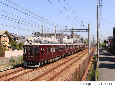 阪急伊丹線　稲野駅付近を走る6000系電車 127193744