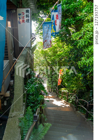 江の島、岩屋・稚児ヶ淵へ向かう急な階段、磯料理店が並ぶ小路 江の島、岩屋・稚児ヶ淵へ向かう急な階段、磯料理店が並ぶ小路 127193757
