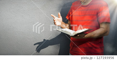 Old man preacing on the street 127193956