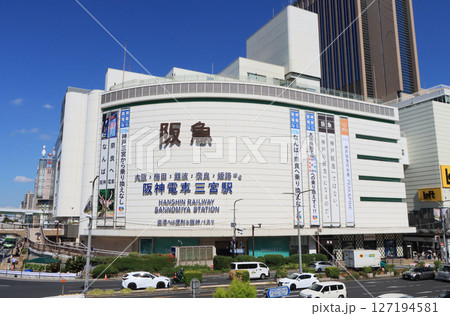 三宮の阪急百貨店と阪神の神戸三宮駅 127194581