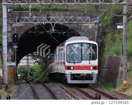 神戸電鉄 鵯越駅付近を走る2000系 神戸電鉄 鵯越駅付近を走る2000系 127194583