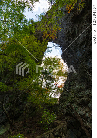 秋の小豆島　紅葉の寒霞渓　裏八景（石門） 127194757