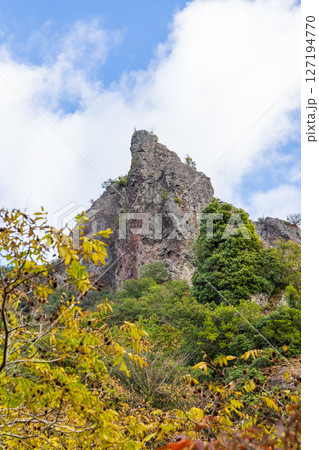 秋の小豆島　紅葉の寒霞渓　裏八景（二見岩） 127194770