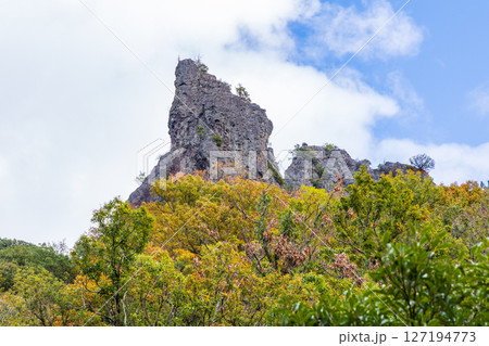 秋の小豆島　紅葉の寒霞渓　裏八景（二見岩） 127194773