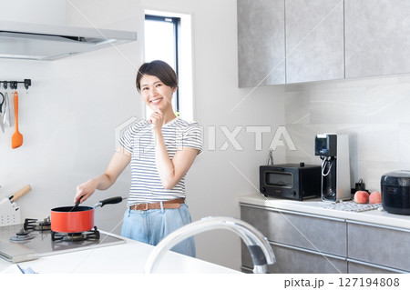 キッチンで料理をする女性 キッチンで料理をする女性 127194808