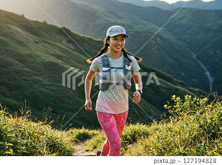 一人で山を走る女性トレイルランナー 一人で山を走る女性トレイルランナー 127194828