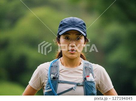 一人で山を走る女性トレイルランナー 127194845