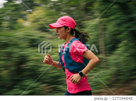 一人で山を走る女性トレイルランナー 127194848