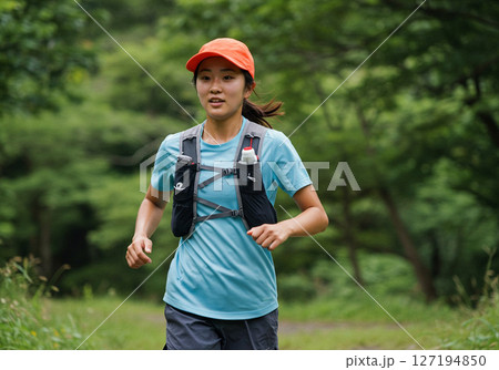 一人で山を走る女性トレイルランナー 127194850