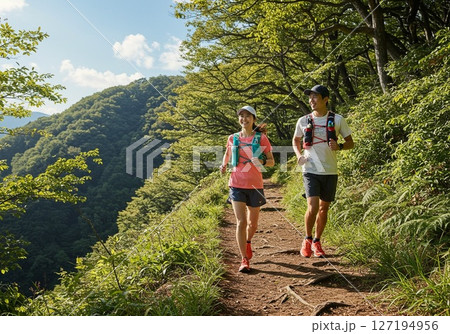 山でトレイルランニングを楽しむカップル 127194956