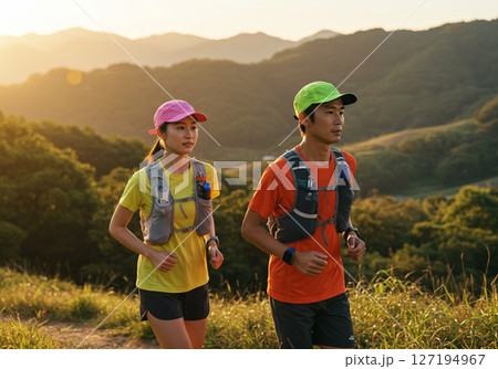 山でトレイルランニングを楽しむカップル 山でトレイルランニングを楽しむカップル 127194967