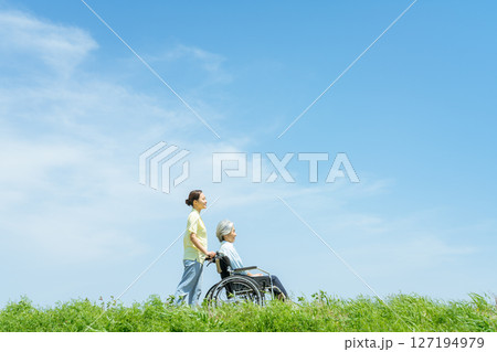 車椅子を押す介護士 127194979