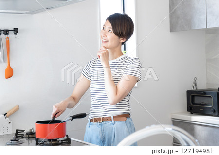 キッチンで料理をする女性 キッチンで料理をする女性 127194981