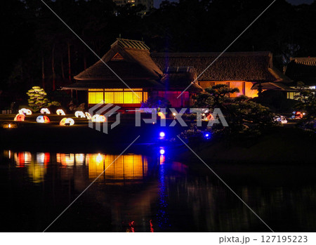 ライトアップされた岡山後楽園の建物〜延養亭 127195223