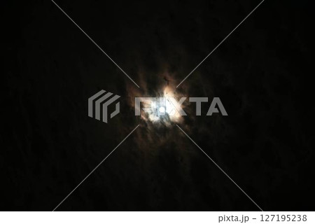 満月と夜雲 127195238