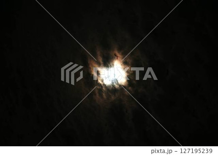 満月と夜雲 127195239
