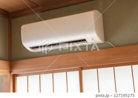 和室に設置されたエアコンのアップ写真 127195275