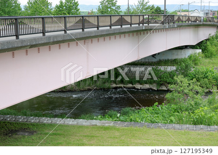 橋、川、河川、河川敷、緑、流れ、清流、自然、水面 127195349