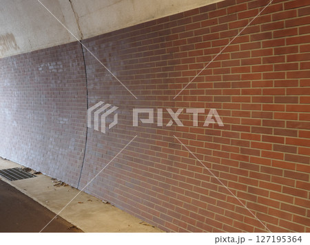 トンネルのレンガ壁。 127195364