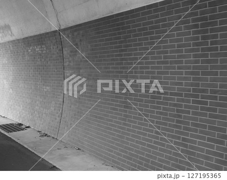 トンネルのレンガ壁。モノクロ。 127195365