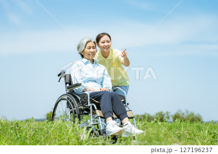 車椅子のシニアと介護士 車椅子のシニアと介護士 127196237