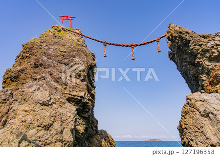 (長崎県)夫婦岩の向こうに見える軍艦島(端島 産業革命遺産) (長崎県)夫婦岩の向こうに見える軍艦島(端島 産業革命遺産) 127196358