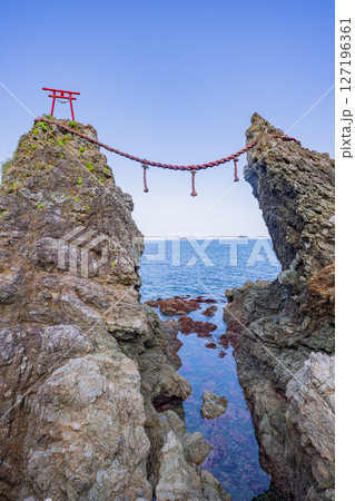 （長崎県）夫婦岩の向こうに見える軍艦島（端島　産業革命遺産） 127196361