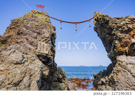 （長崎県）夫婦岩の向こうに見える軍艦島（端島　産業革命遺産） 127196363