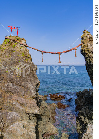 （長崎県）夫婦岩の向こうに見える軍艦島（端島　産業革命遺産） 127196368