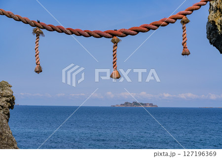 (長崎県)夫婦岩の向こうに見える軍艦島(端島 産業革命遺産) (長崎県)夫婦岩の向こうに見える軍艦島(端島 産業革命遺産) 127196369