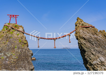 （長崎県）夫婦岩の向こうに見える軍艦島（端島　産業革命遺産） 127196370