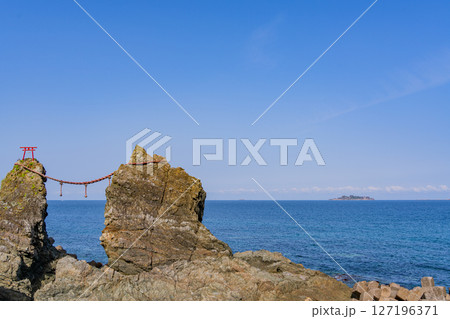 (長崎県)夫婦岩の向こうに見える軍艦島(端島 産業革命遺産) (長崎県)夫婦岩の向こうに見える軍艦島(端島 産業革命遺産) 127196371