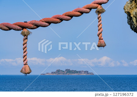 （長崎県）夫婦岩の向こうに見える軍艦島（端島　産業革命遺産） 127196372