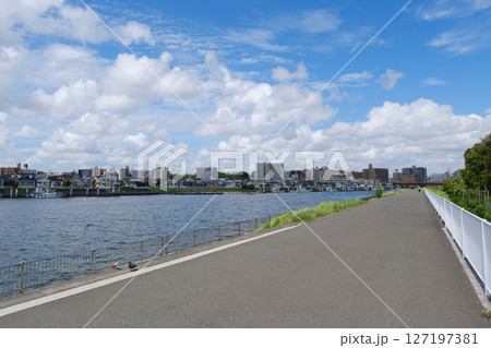鶴見川河口から見た生麦の町 127197381