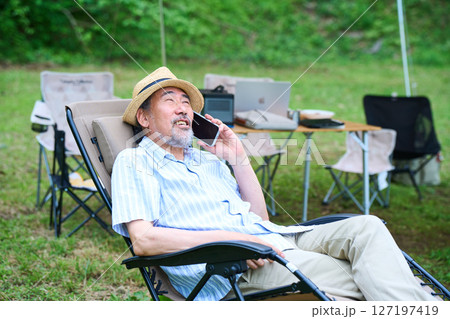 スマホ　アウトドア　バーベキュー　キャンプ　シニア　パソコン 127197419