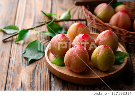 甘酸っぱくて美味しい　スモモ（ 早生 ） 127198314