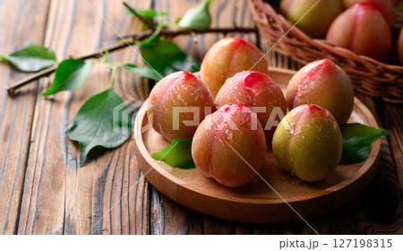 甘酸っぱくて美味しい　スモモ（ 早生 ） 127198315