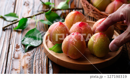 甘酸っぱくて美味しい　スモモ（ 早生 ） 127198319