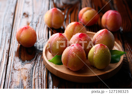 甘酸っぱくて美味しい　スモモ（ 早生 ） 127198325