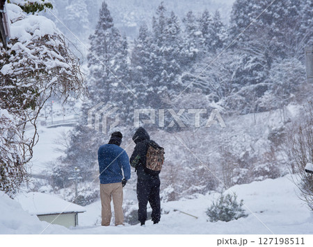 冬の観光名所中山道の馬籠宿の雪景色を楽しむ観光客の姿 冬の観光名所中山道の馬籠宿の雪景色を楽しむ観光客の姿 127198511