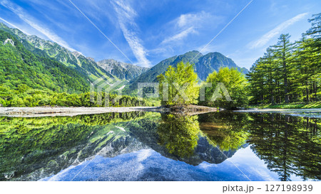 壮大な自然広がる夏の上高地の絶景 梓川に映る新緑の穂高岳【長野県・松本市】 壮大な自然広がる夏の上高地の絶景 梓川に映る新緑の穂高岳【長野県・松本市】 127198939