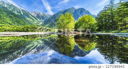 大自然広がる夏の上高地のパノラマビュー　梓川に映る新緑の穂高岳【長野県・松本市】 127198941