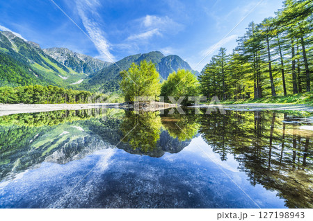 壮大な自然広がる夏の上高地の絶景　梓川に映る新緑の穂高岳【長野県・松本市】 127198943