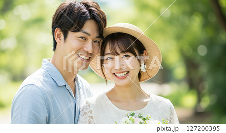 自然光で撮影したカップルのポートレート 自然光で撮影したカップルのポートレート 127200395