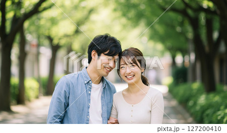 自然光で撮影したカップルのポートレート 127200410