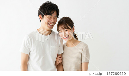 自然光で撮影したカップルのポートレート 127200420