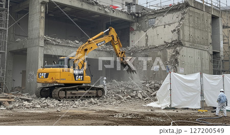 解体工事現場と稼働する重機の様子 解体工事現場と稼働する重機の様子 127200549