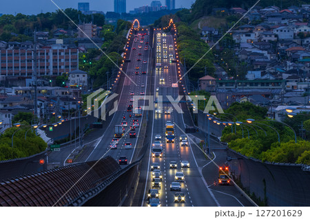 《大阪府》名神高速の夜景・高槻市のストレート 127201629