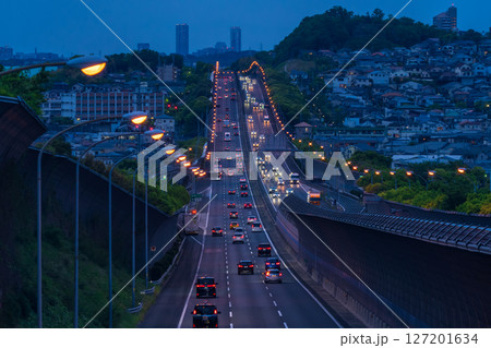 《大阪府》名神高速の夜景・高槻市のストレート 127201634