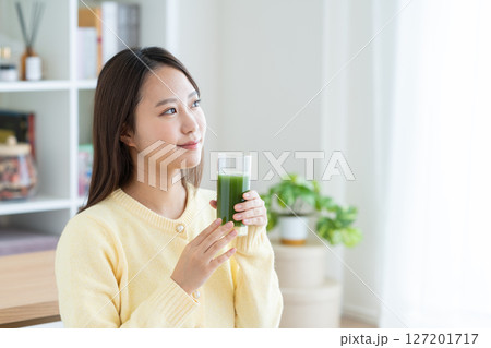 青汁を飲む若い女性 127201717